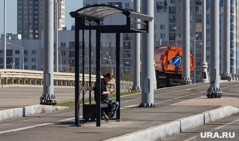 Столб стоит ровно посередине остановки общественного транспорта