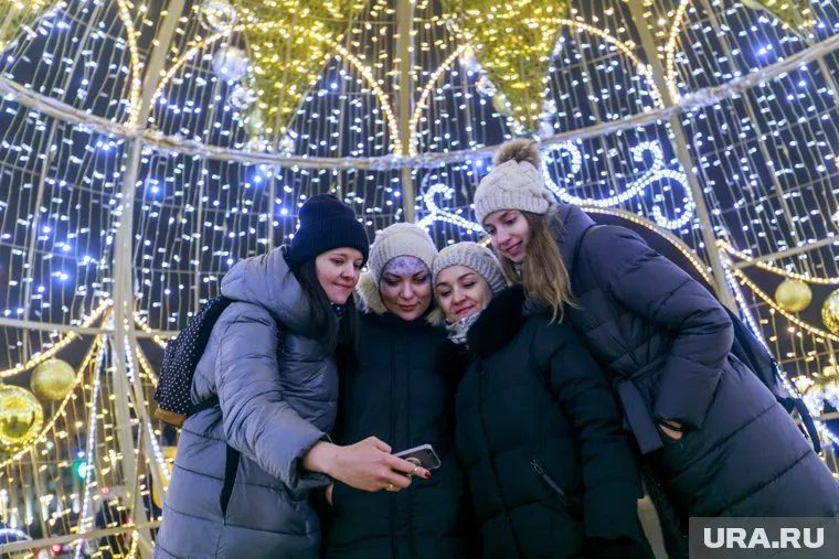 Более 30% опрошенных в возрасте от 18 до 24 лет проведет новогодние каникулы в одиночку или с друзьями