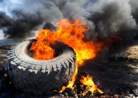 Густой черный дым виден издалека: фура вспыхнула на пермской трассе