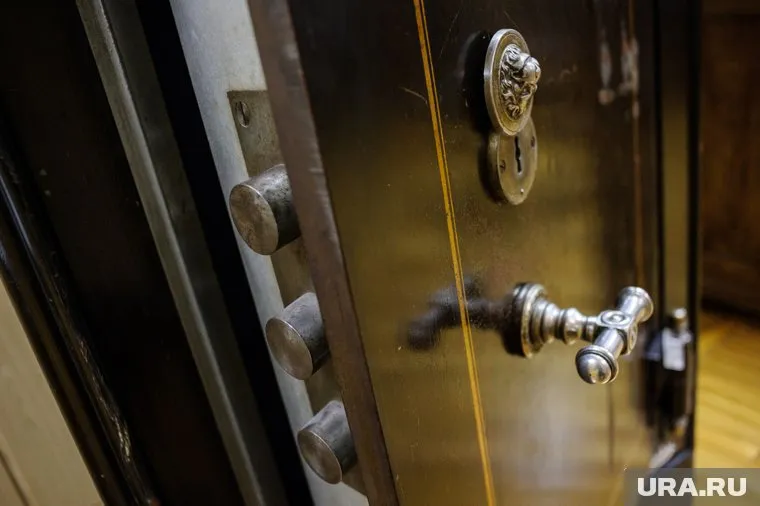 Злоумышленники проникли в квартиру через балкон и вскрыли сейф с драгоценностями