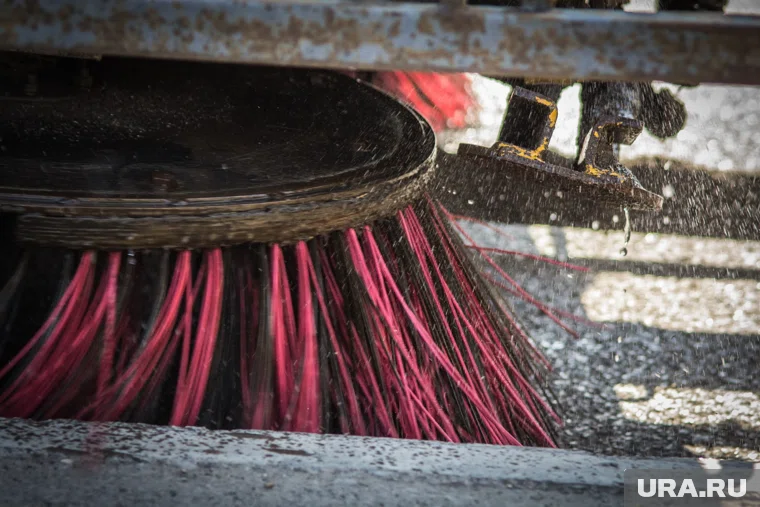 С челябинских дорог убирается грязь и ледяная «каша»