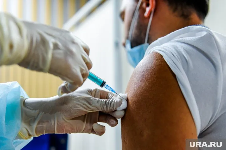 Эксперт утверждает, что между прививками от коронавируса и гриппа должна быть взята пауза в месяц