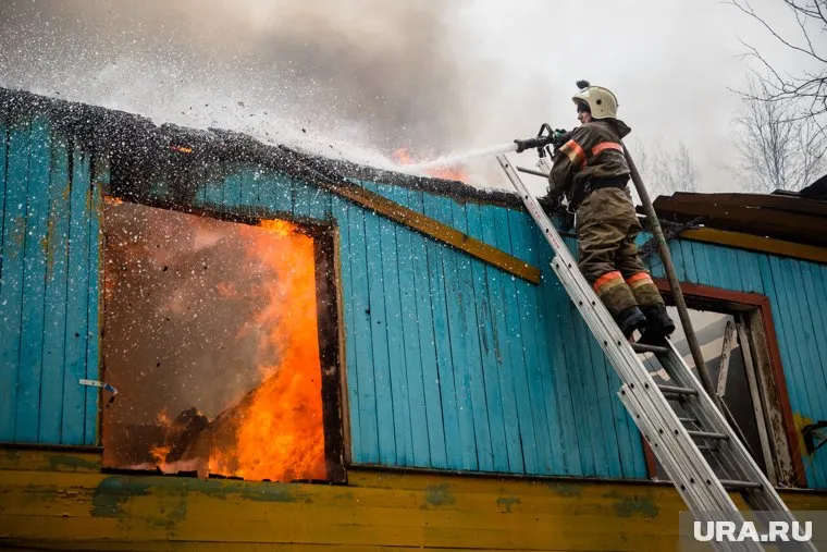 Во время тушения в горевшей квартире были найдены тела четырех человек (архивное фото)