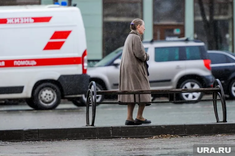 Пенсионерка одета не по погоде (фото из архива)