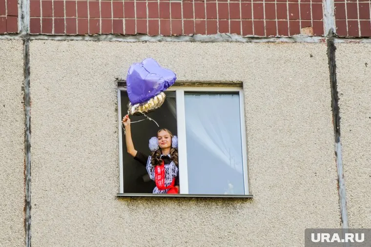 Выпускники не смогли попасть в школу на свой праздник