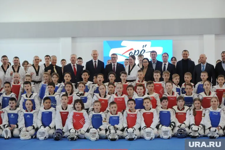Высокие гости сделали совместное фото со спортсменами