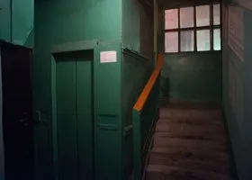 В Сургуте мужчина приставал к школьнице в лифте