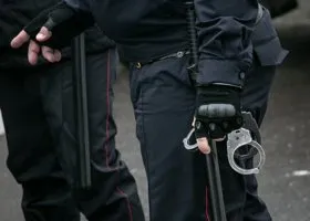 На мужчину, открывшего стрельбу по приставам в Ноябрьске, завели уголовное дело