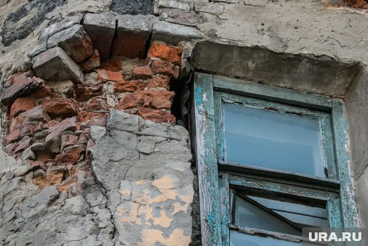 В поселке Солнечный дом признали аварийным в 2006 году, но жильцов до сих пор не переселили (архивное фото)