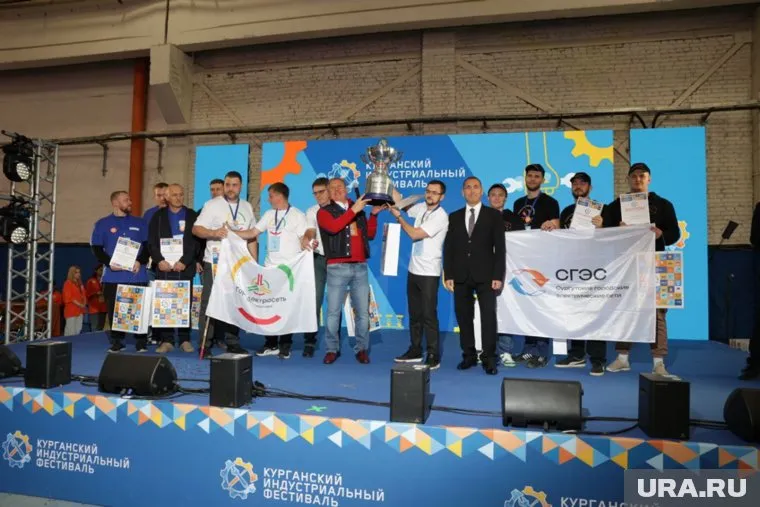 Губернатор Вадим Шумков и представитель акционеров «Корпорации СТС» Алексей Бобров наградили победителей конкурса профмастерства