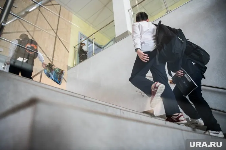 Школьник упал на лестнице и сломал ключицу