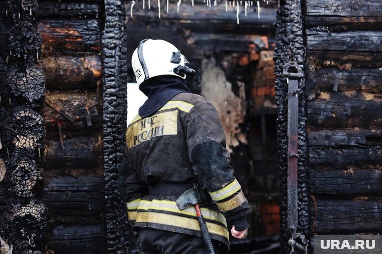 В Кургане два человека погибли в пожаре, вспыхнувшем в их квартире. Фото, видео