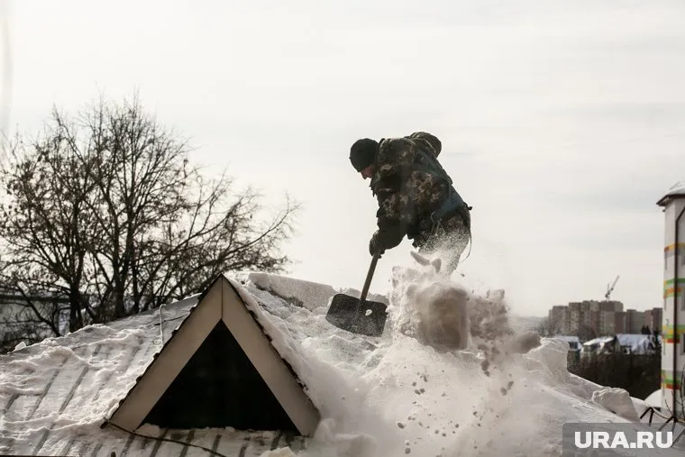 Не убранный вовремя снег превратился в глыбу льда и упал на коляску с ребенком