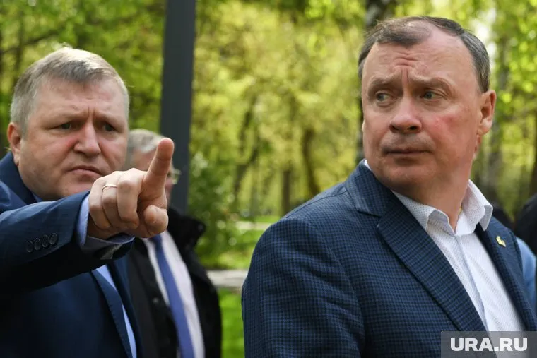 Алексей Орлов (справа) поручил снести киоск еще месяц назад