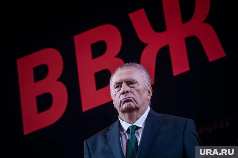 Владимир Жириновский конфисковал выставляемый на ПМЭФ алкоголь себе