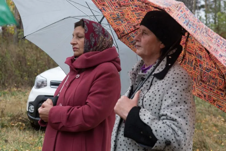 Подъем купола на строящийся храм «В честь новомученников и исповедников Церкви Русской». п.Варгаши , дождь, женщины с зонтами