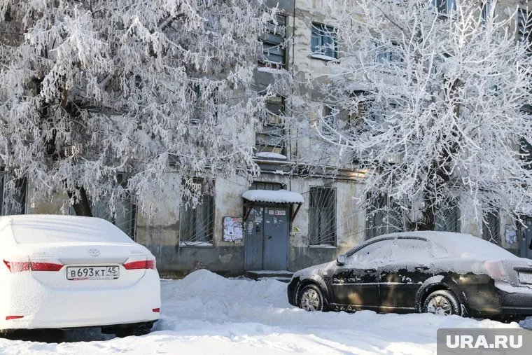 Мужчина поскользнулся в подъезде и получил травму позвоночника