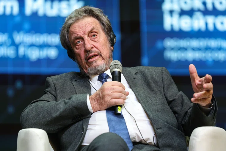 Маск-старший заявил, что для него получить российский паспорт это большая честь