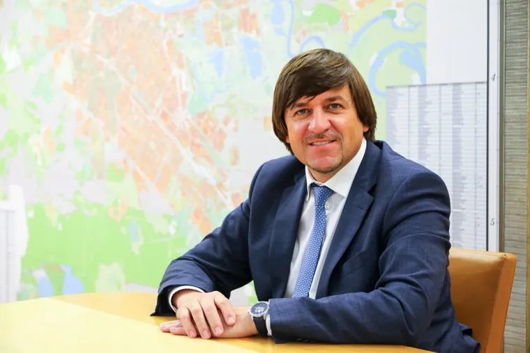 Максим Афанасьев во время интервью. Тюмень