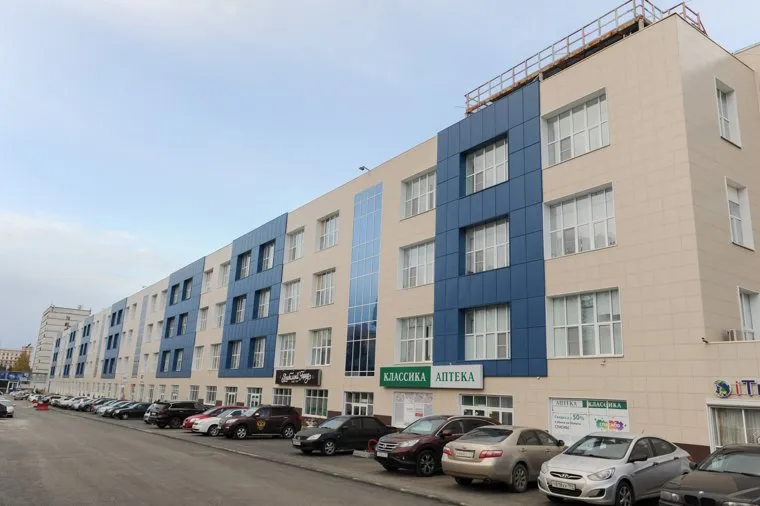 Здание на улице Витебская 4. Челябинск, аптека классика, парковка, улица витебская4