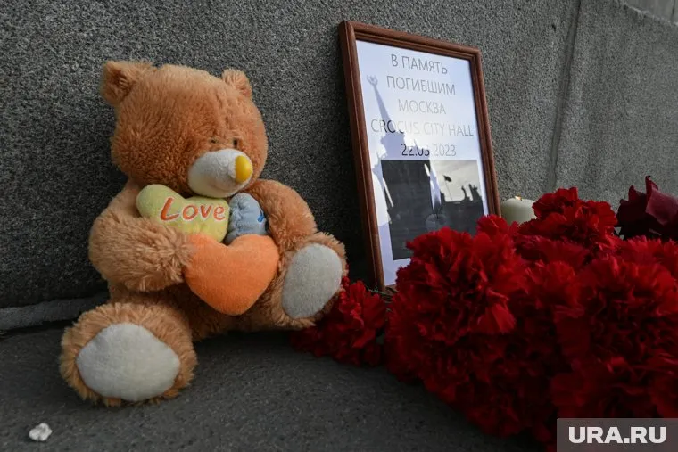 Мемориал жертвам теракта в «Крокусе» продолжает расти