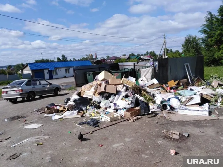 Контейнерная площадка в Верхней Салде была очищена от мусора утром 19 июня