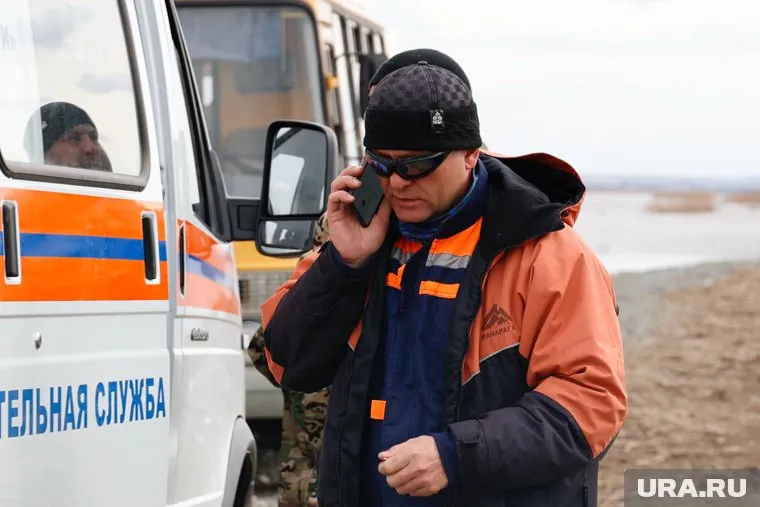 Спасатели дежурят в Усть-Уйском около месяца