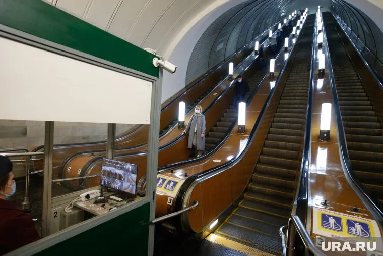 По словам читателей агентства, в метро произошел наезд на человека