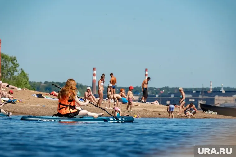 На пляжах тюменцы могут не только загорать, но и активно проводить время