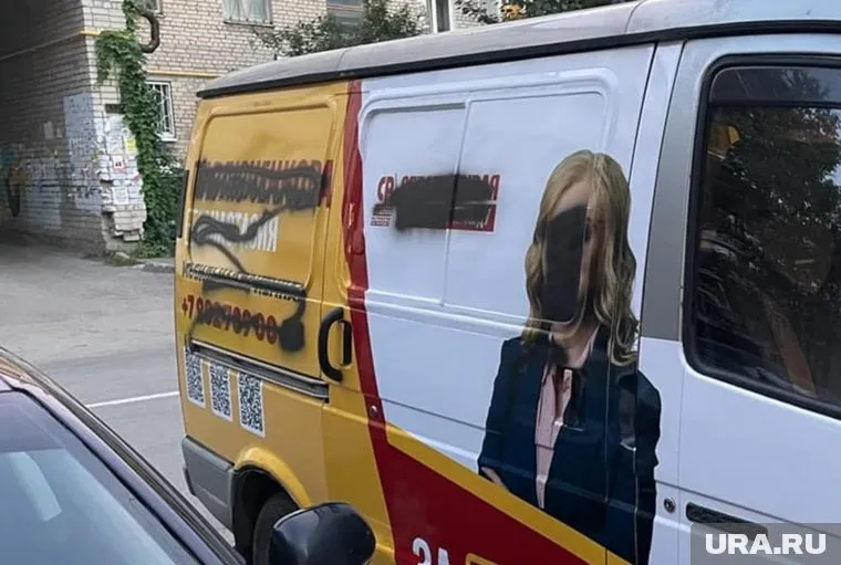 Уличные хулиганы закрашивают машины с агитацией эсеров и срывают мероприятия