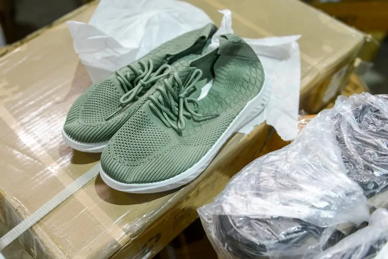 Уральские таможенники передали 33 тысячи пар обуви  в социальные учреждения. Челябинск