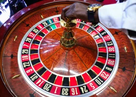 Что известно о задержанном за крышевание казино начальнике полиции Тобольска