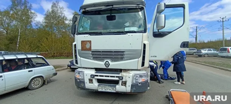 Грузовик проезжал на зеленый сигнал светофора