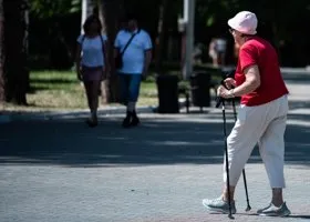 Мальчик спас челябинскую пенсионерку, застрявшую в покрышках
