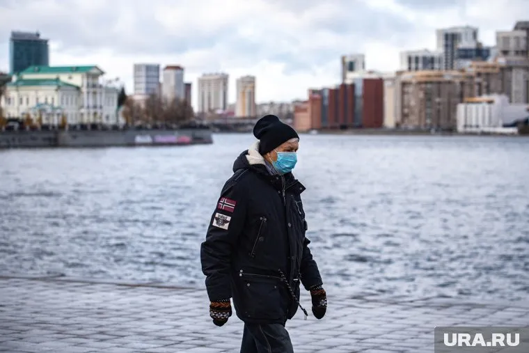 Профессор Павел Воробьев рекомендует свердловчанам приобрести маску с угольным фильтром, чтобы защититься от смога