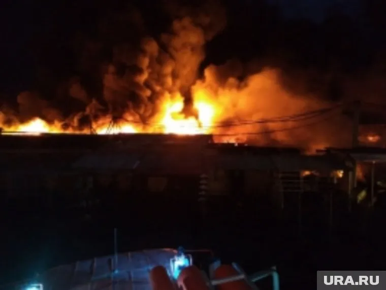 Пламя быстро распространилось по территории ярмарки