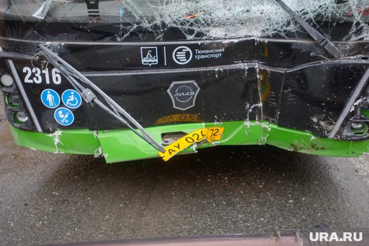 Автобус врезался в здание в Дзержинске