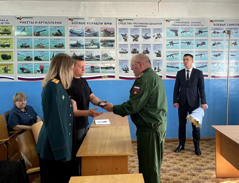 Семье погибшего на СВО курганского сапера вручили награду: фото