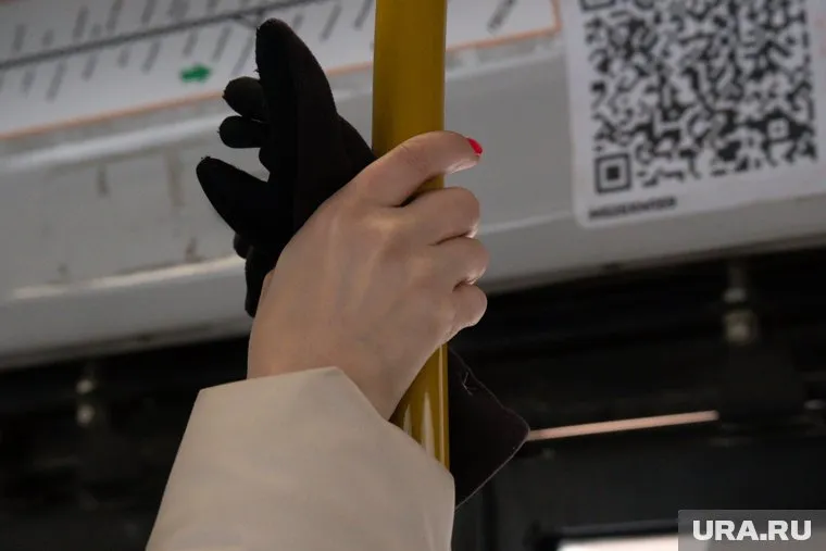 Пассажиры не могут войти в переполненный автобус №80