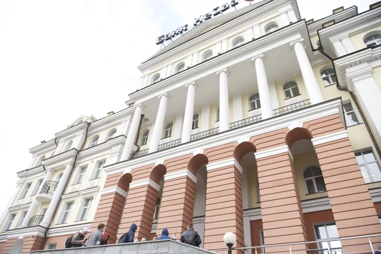 Клиенты банка "Нейва" стоят перед входом в офис