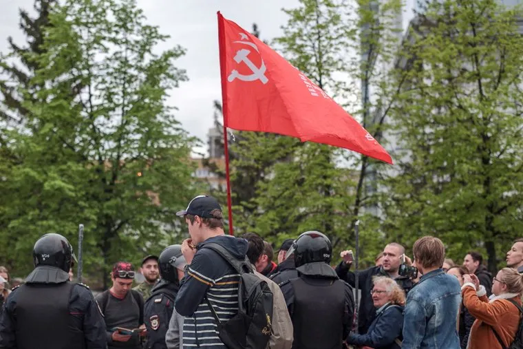 Четвертый день протестов против строительства храма Св. Екатерины в сквере у театра драмы.Екатеринбург