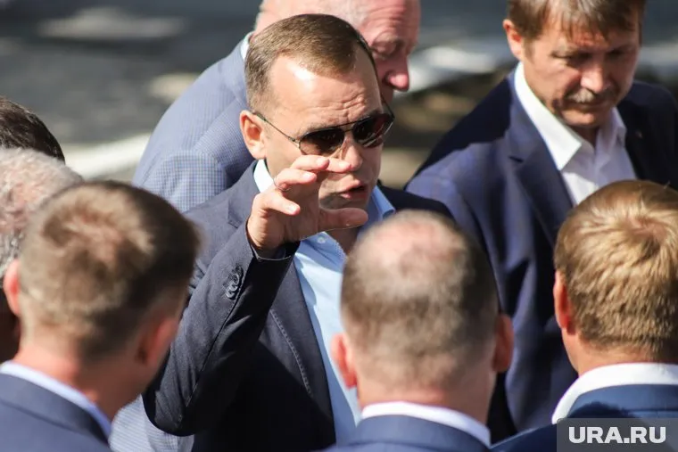 Вадиму Шумкову (в центре фото) не придется обращаться к депутатам, чтобы изменить структуру правительства