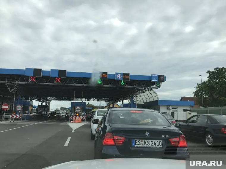 Россиянам следует воздержаться от поездок в Финляндию на своих авто, сообщает посольство РФ