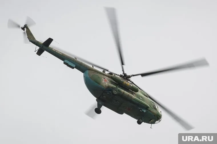 Вертолет высадил пассажиров и улетел