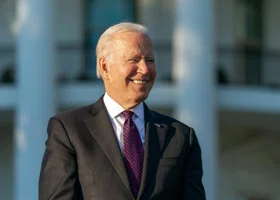 Байден неожиданно похвалил Трампа