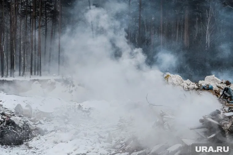 Жители жалуются на запах в квартирах от тлеющего мусора