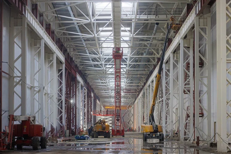 Строители приступили к монтажу промышленных кран-балок