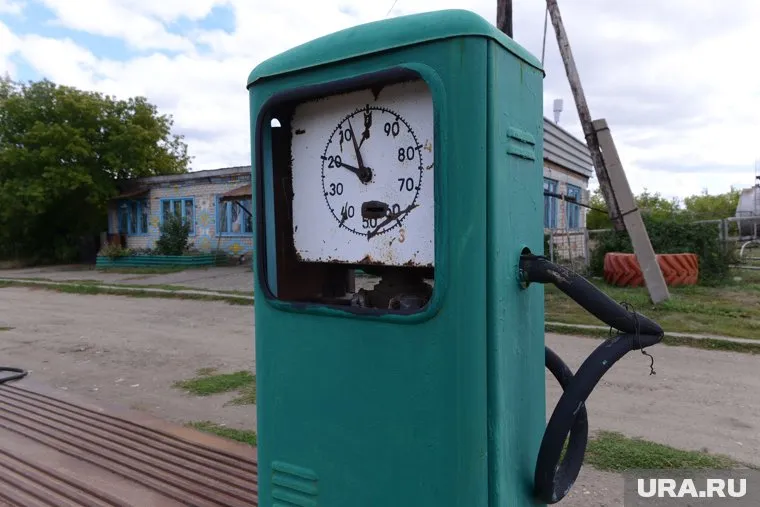 Сеть заправок "Роснефтегаза" после многочисленных судов и жалоб жителей начали сносить судебные приставы