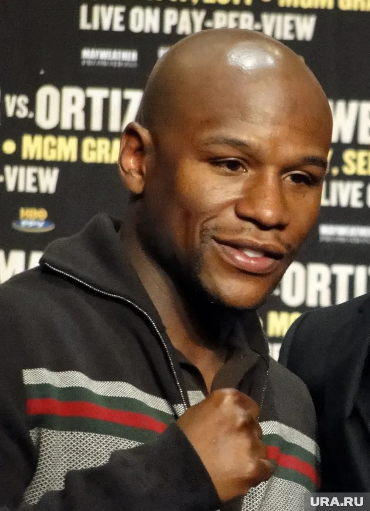 Боксер одолел звезду боев без правил