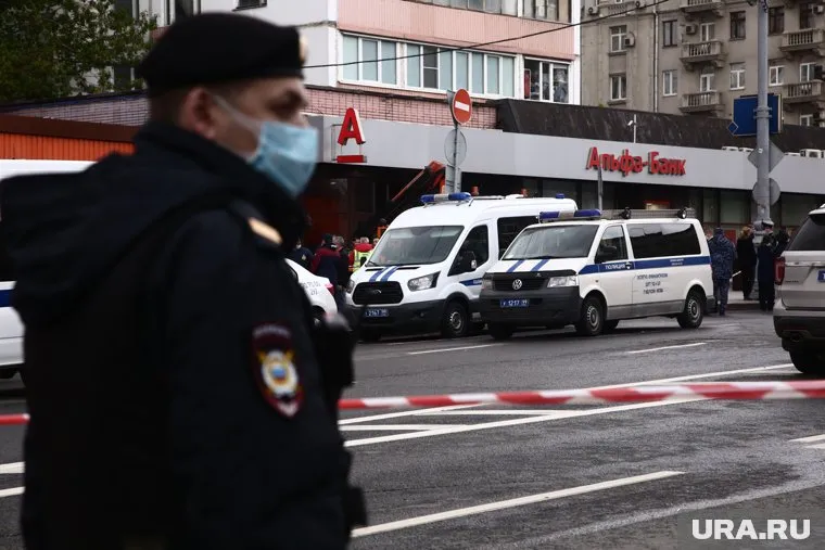 Захватчика отделения «Альфа-банка» взяли штурмом